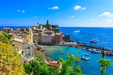 Vernazza - köy Cinque Terre Milli Parkı, İtalya kıyılarında. Gün batımında güzel renkler. La Spezia eyaletinin önemli, Liguria, İtalya - seyahat hedef ve ilgi çekici yerlere Avrupa'nın kuzeyinde.