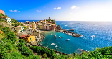 Vernazza - köy Cinque Terre Milli Parkı, İtalya kıyılarında. Gün batımında güzel renkler. La Spezia eyaletinin önemli, Liguria, İtalya - seyahat hedef ve ilgi çekici yerlere Avrupa'nın kuzeyinde.