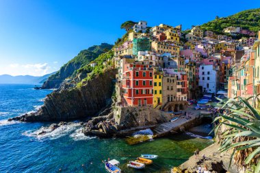 Riomaggiore - köy Cinque Terre Milli Parkı, İtalya kıyılarında. Gün batımında güzel renkler. La Spezia eyaletinin önemli, Liguria, İtalya - seyahat hedef ve ilgi çekici yerlere Avrupa'nın kuzeyinde.