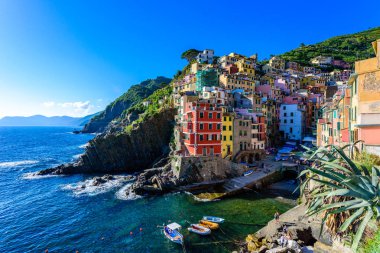 Riomaggiore - köy Cinque Terre Milli Parkı, İtalya kıyılarında. Gün batımında güzel renkler. La Spezia eyaletinin önemli, Liguria, İtalya - seyahat hedef ve ilgi çekici yerlere Avrupa'nın kuzeyinde.