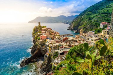 Vernazza - köy Cinque Terre Milli Parkı, İtalya kıyılarında. Gün batımında güzel renkler. La Spezia eyaletinin önemli, Liguria, İtalya - seyahat hedef ve ilgi çekici yerlere Avrupa'nın kuzeyinde.
