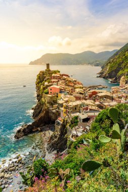 Vernazza - köy Cinque Terre Milli Parkı, İtalya kıyılarında. Gün batımında güzel renkler. La Spezia eyaletinin önemli, Liguria, İtalya - seyahat hedef ve ilgi çekici yerlere Avrupa'nın kuzeyinde.