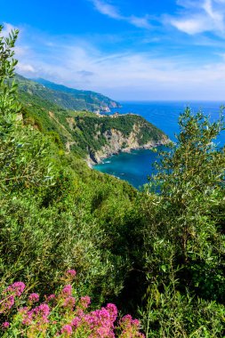 Corniglia - köy Cinque Terre Milli Parkı, İtalya kıyılarında. Arka planda Manarola görebilirsiniz. La Spezia eyaletinin önemli, Liguria, İtalya - seyahat hedef Avrupa'nın kuzeyinde.