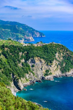 Corniglia - köy Cinque Terre Milli Parkı, İtalya kıyılarında. Arka planda Manarola görebilirsiniz. La Spezia eyaletinin önemli, Liguria, İtalya - seyahat hedef Avrupa'nın kuzeyinde.