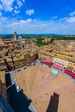 Piazza del Campo, Siena - Hava görünümünü güzel manzara manzara ile tarihi kent gün güneşli yaz Toskana, İtalya - Avrupa Ortaçağ hill town Siena eyaletinin kuleli duvarlı