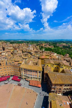 Piazza del Campo, Siena - Hava görünümünü güzel manzara manzara ile tarihi kent gün güneşli yaz Toskana, İtalya - Avrupa Ortaçağ hill town Siena eyaletinin kuleli duvarlı