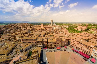 Piazza del Campo, Siena - Hava görünümünü güzel manzara manzara ile tarihi kent gün güneşli yaz Toskana, İtalya - Avrupa Ortaçağ hill town Siena eyaletinin kuleli duvarlı