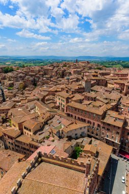 Tarihi kent Siena, Toskana - güzel manzara manzara ile havadan görünümü bir güneşli yaz gününde İtalya - Avrupa Ortaçağ hill town Siena eyaletinin kuleli duvarlı