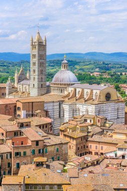 Tarihi kent Siena, Toskana - güzel manzara manzara ile havadan görünümü bir güneşli yaz gününde İtalya - Avrupa Ortaçağ hill town Siena eyaletinin kuleli duvarlı