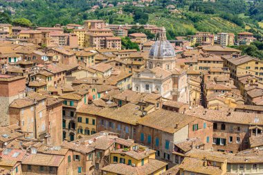 Tarihi kent Siena, Toskana - güzel manzara manzara ile havadan görünümü bir güneşli yaz gününde İtalya - Avrupa Ortaçağ hill town Siena eyaletinin kuleli duvarlı