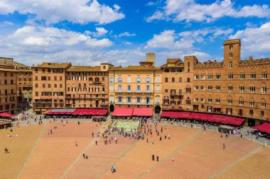 Piazza del Campo, Siena - Hava görünümünü güzel manzara manzara ile tarihi kent gün güneşli yaz Toskana, İtalya - Avrupa Ortaçağ hill town Siena eyaletinin kuleli duvarlı