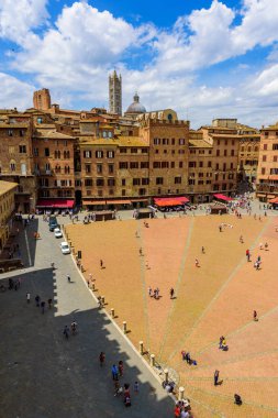 Piazza del Campo, Siena - Hava görünümünü güzel manzara manzara ile tarihi kent gün güneşli yaz Toskana, İtalya - Avrupa Ortaçağ hill town Siena eyaletinin kuleli duvarlı