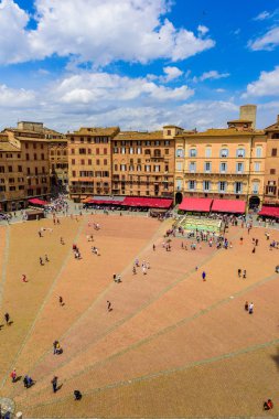 Piazza del Campo, Siena - Hava görünümünü güzel manzara manzara ile tarihi kent gün güneşli yaz Toskana, İtalya - Avrupa Ortaçağ hill town Siena eyaletinin kuleli duvarlı