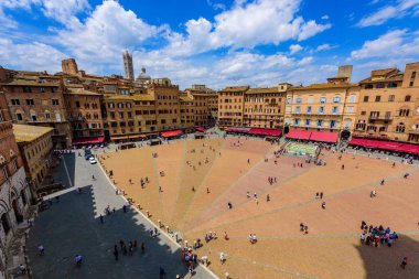 Piazza del Campo, Siena - Hava görünümünü güzel manzara manzara ile tarihi kent gün güneşli yaz Toskana, İtalya - Avrupa Ortaçağ hill town Siena eyaletinin kuleli duvarlı