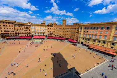 Piazza del Campo, Siena - Hava görünümünü güzel manzara manzara ile tarihi kent gün güneşli yaz Toskana, İtalya - Avrupa Ortaçağ hill town Siena eyaletinin kuleli duvarlı