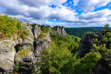 Panorama içinde Sakson İsviçre Ulusal Parkı, Dresden ve Rathen - Almanya Bastei güzel kaya oluşumu görüntüleyin. Saksonya popüler seyahat hedef.