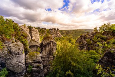 Panorama içinde Sakson İsviçre Ulusal Parkı, Dresden ve Rathen - Almanya Bastei güzel kaya oluşumu görüntüleyin. Saksonya popüler seyahat hedef.
