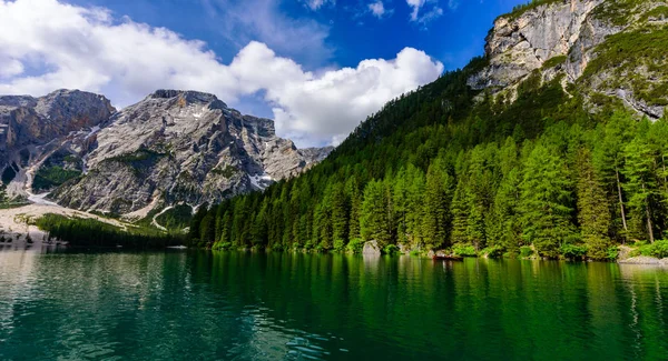 Dolomites dağlarda, Sudtirol, İtalya - Europe Lake Braies (Pragser Wildsee veya Lago di Braies olarak da bilinir). Dağ Gölü üzerinde tipik ahşap tekneler ile romantik yer.