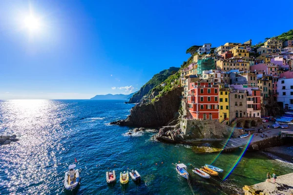 Riomaggiore - köy Cinque Terre Milli Parkı, İtalya kıyılarında. Gün batımında güzel renkler. La Spezia eyaletinin önemli, Liguria, İtalya - seyahat hedef ve ilgi çekici yerlere Avrupa'nın kuzeyinde.
