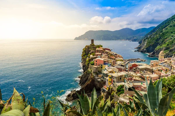 Vernazza - köy Cinque Terre Milli Parkı, İtalya kıyılarında. Gün batımında güzel renkler. La Spezia eyaletinin önemli, Liguria, İtalya - seyahat hedef ve ilgi çekici yerlere Avrupa'nın kuzeyinde.