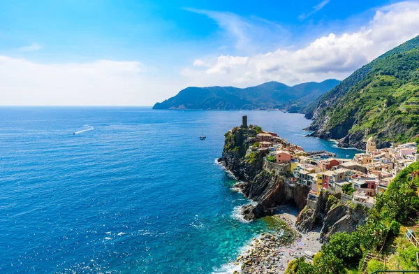 Vernazza - köy Cinque Terre Milli Parkı, İtalya kıyılarında. Gün batımında güzel renkler. La Spezia eyaletinin önemli, Liguria, İtalya - seyahat hedef ve ilgi çekici yerlere Avrupa'nın kuzeyinde.
