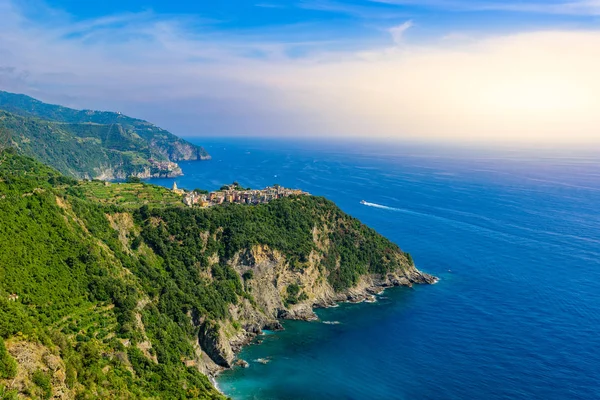 Corniglia - köy Cinque Terre Milli Parkı, İtalya kıyılarında. Arka planda Manarola görebilirsiniz. La Spezia eyaletinin önemli, Liguria, İtalya - seyahat hedef Avrupa'nın kuzeyinde.