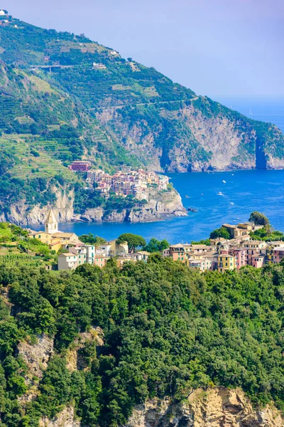 Corniglia - köy Cinque Terre Milli Parkı, İtalya kıyılarında. Arka planda Manarola görebilirsiniz. La Spezia eyaletinin önemli, Liguria, İtalya - seyahat hedef Avrupa'nın kuzeyinde.