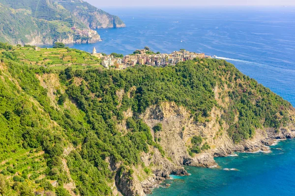 Corniglia - köy Cinque Terre Milli Parkı, İtalya kıyılarında. Arka planda Manarola görebilirsiniz. La Spezia eyaletinin önemli, Liguria, İtalya - seyahat hedef Avrupa'nın kuzeyinde.