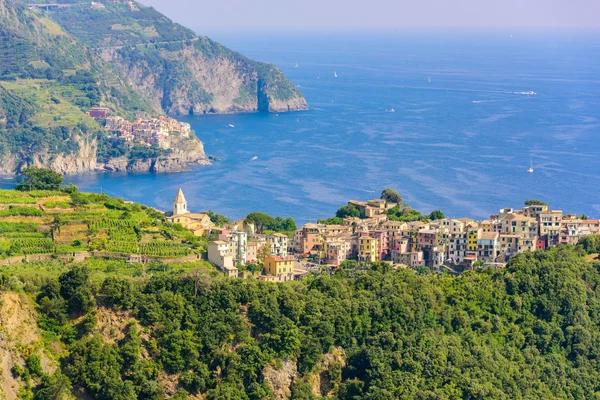 Corniglia - köy Cinque Terre Milli Parkı, İtalya kıyılarında. Arka planda Manarola görebilirsiniz. La Spezia eyaletinin önemli, Liguria, İtalya - seyahat hedef Avrupa'nın kuzeyinde.