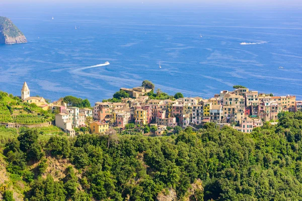 Corniglia - köy Cinque Terre Milli Parkı, İtalya kıyılarında. Arka planda Manarola görebilirsiniz. La Spezia eyaletinin önemli, Liguria, İtalya - seyahat hedef Avrupa'nın kuzeyinde.