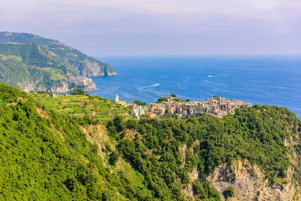 Corniglia - köy Cinque Terre Milli Parkı, İtalya kıyılarında. Arka planda Manarola görebilirsiniz. La Spezia eyaletinin önemli, Liguria, İtalya - seyahat hedef Avrupa'nın kuzeyinde.