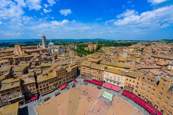 Piazza del Campo, Siena - Hava görünümünü güzel manzara manzara ile tarihi kent gün güneşli yaz Toskana, İtalya - Avrupa Ortaçağ hill town Siena eyaletinin kuleli duvarlı