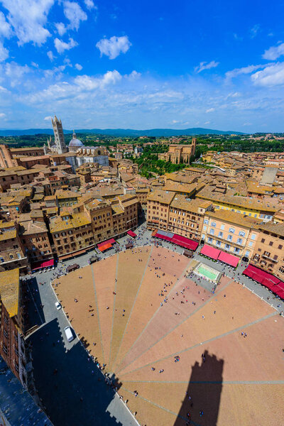 Piazza del Campo, Siena - Вид с воздуха на исторический город с красивыми пейзажами в солнечный летний день в Тоскане, обнесенный стеной средневековый городок с башнями в провинции Сиена, Италия - Европа
