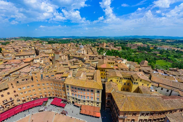 Piazza del Campo, Siena - Hava görünümünü güzel manzara manzara ile tarihi kent gün güneşli yaz Toskana, İtalya - Avrupa Ortaçağ hill town Siena eyaletinin kuleli duvarlı