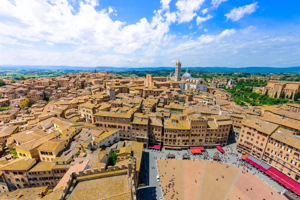 Piazza del Campo, Siena - Hava görünümünü güzel manzara manzara ile tarihi kent gün güneşli yaz Toskana, İtalya - Avrupa Ortaçağ hill town Siena eyaletinin kuleli duvarlı