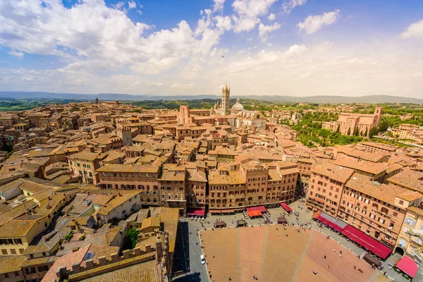 Piazza del Campo, Siena - Hava görünümünü güzel manzara manzara ile tarihi kent gün güneşli yaz Toskana, İtalya - Avrupa Ortaçağ hill town Siena eyaletinin kuleli duvarlı