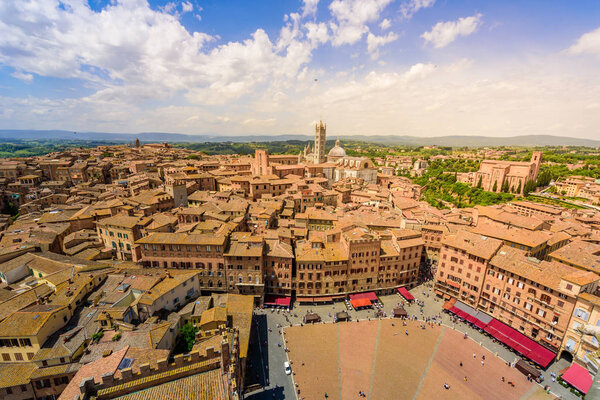Piazza del Campo, Siena - Вид с воздуха на исторический город с красивыми пейзажами в солнечный летний день в Тоскане, обнесенный стеной средневековый городок с башнями в провинции Сиена, Италия - Европа
