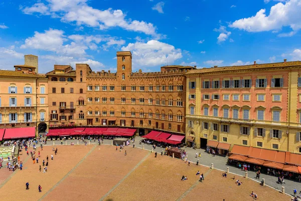 Piazza del Campo, Siena - Hava görünümünü güzel manzara manzara ile tarihi kent gün güneşli yaz Toskana, İtalya - Avrupa Ortaçağ hill town Siena eyaletinin kuleli duvarlı