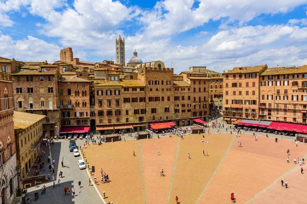 Piazza del Campo, Siena - Hava görünümünü güzel manzara manzara ile tarihi kent gün güneşli yaz Toskana, İtalya - Avrupa Ortaçağ hill town Siena eyaletinin kuleli duvarlı