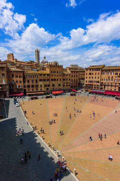 Piazza del Campo, Siena - Hava görünümünü güzel manzara manzara ile tarihi kent gün güneşli yaz Toskana, İtalya - Avrupa Ortaçağ hill town Siena eyaletinin kuleli duvarlı