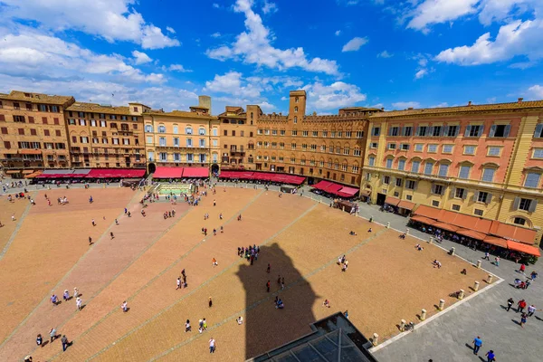 Piazza del Campo, Siena - Hava görünümünü güzel manzara manzara ile tarihi kent gün güneşli yaz Toskana, İtalya - Avrupa Ortaçağ hill town Siena eyaletinin kuleli duvarlı
