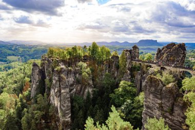 Panorama görünüm Bastei Köprüsü'nde. Bastei güzel kaya oluşumu, Sakson İsviçre Ulusal Parkı, Dresden ve Rathen - Almanya yakın ünlüdür. Saksonya popüler seyahat hedef.