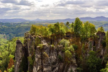 Panorama içinde Sakson İsviçre Ulusal Parkı, Dresden ve Rathen - Almanya Bastei güzel kaya oluşumu görüntüleyin. Saksonya popüler seyahat hedef.