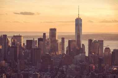 New York City - Manhattan şehir manzarası gökdelen günbatımı ve alacakaranlık. Empire State Binası Platform görünümden. ABD.