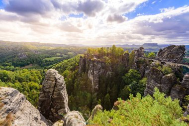 Panorama görünüm Bastei Köprüsü'nde. Bastei güzel kaya oluşumu, Sakson İsviçre Ulusal Parkı, Dresden ve Rathen - Almanya yakın ünlüdür. Saksonya popüler seyahat hedef.