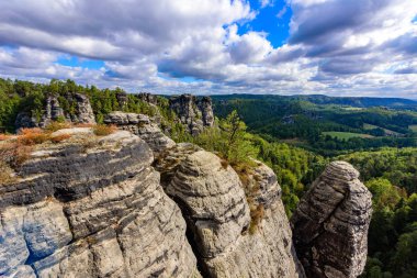 Panorama içinde Sakson İsviçre Ulusal Parkı, Dresden ve Rathen - Almanya Bastei güzel kaya oluşumu görüntüleyin. Saksonya popüler seyahat hedef.