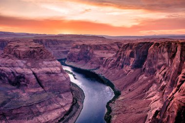 At nalı Bend sayfa, Arizona - ABD bulunan Kanyon - Colorado Nehri ile büyük kanyon - gün batımında