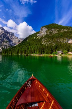 Dolomites Dağları, Sudtirol, İtalya 'da Braies Gölü (Pragser Wildsee veya Lago di Braies olarak da bilinir). Alp gölünde tipik ahşap tekneleri olan romantik bir yer. Gezinti ve macera.
