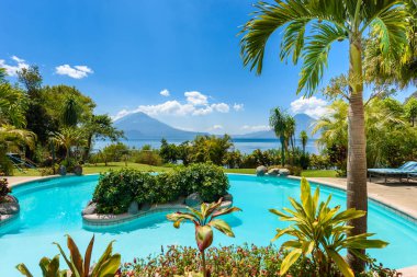 Cennet plaj sandalye, lake Atitlan, Guatemala dağlık vulcano manzara manzara ile istirahat ve Panajachel - rahatlatıcı ile