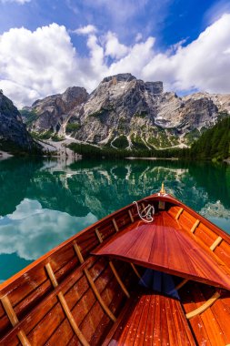 Dolomites Dağları, Sudtirol, İtalya 'da Braies Gölü (Pragser Wildsee veya Lago di Braies olarak da bilinir). Alp gölünde tipik ahşap tekneleri olan romantik bir yer. Gezinti ve macera.